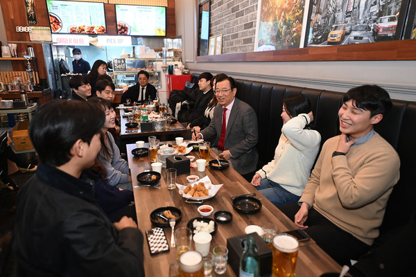 이현재 하남시장이 21일 시청 인근 호프집에서 젊은 공직자 10여명과 ‘현재, MZ세대와 통(通)하다’를 주제로 간담회를 진행했다. (사진제공=하남시청)