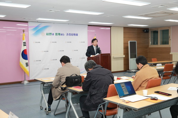 권봉수 의장이 22일 의회 멀티룸에서 세종~포천선(구리~안성) 고속도로 한강횡단교량 명칭(가칭 구리대교)과 관련해 입장을 발표했다. (사진제공=구리시의회)
