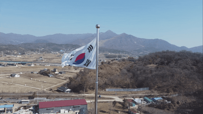 26일 오전 11시40분께 양평군 물안개공원에 설치된 대형 태극기가 바람에 펄럭이고 있다. (영상=장은기 기자)