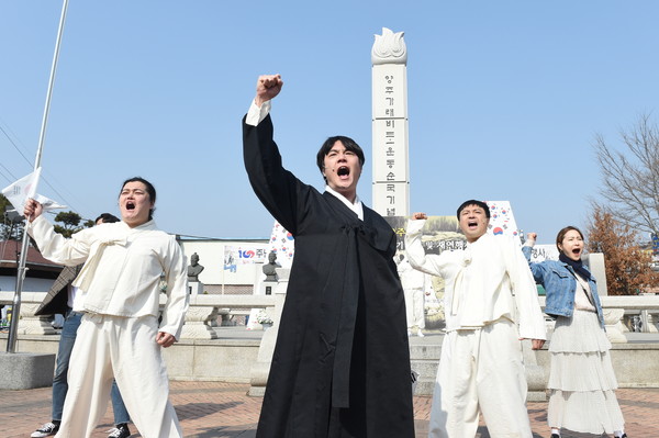 양주시가 오는 1일 오전 10시 광적면 가래비 3.1운동 기념공원에서 제104주년 양주 가래비 3.1운동 기념식을 개최한다. 사진은 지난 2019년 가래비 만세운동 기념행사. (사진제공=양주시청)