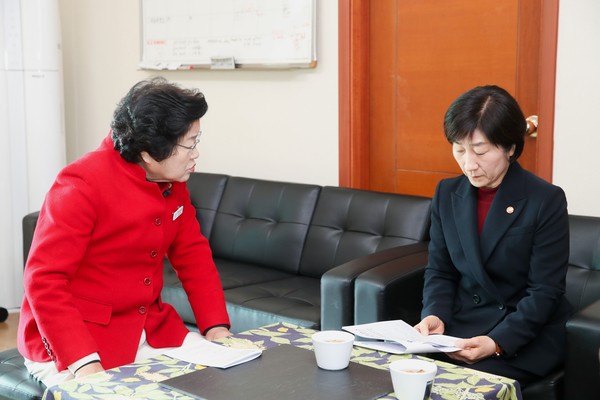 김경희 시장은 27일 이천시의 재활용 수거시설 현장을 찾은 한화진 환경부장관을 만나 지역현안을 건의했다. (사진제공=이천시청)