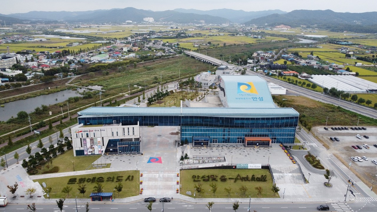 5일 오후 안성시민들의 문화갈증을 해소해주는 역할을 하고 있는 ‘안성의 문화 젖줄’로 일컬어지는 ‘안성맞춤 아트홀’이 개관한 지 4년의 시간이 가까워지고 있지만 그 모습은 여전히 세련된 모습을 하고 있다. (사진=김광섭 기자)
