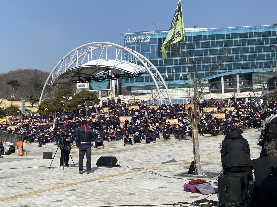 ​​​​​​​28일 오전 광주시청 야외공연장에서 민주노총 경기도 건설지부 회원 500여명이 참석한 가운데 ‘불법고용 규탄 및 건설현장 관리감독’을 촉구하는 집회를 열었다. (사진=장은기 기자)