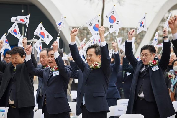 김동연 경기도지사가 1일 오전 수원 도담소에서 열린 3.1절 기념행사에서 만세삼창을 하고 있다. (사진=김동연 경기도지사 페이스북)
