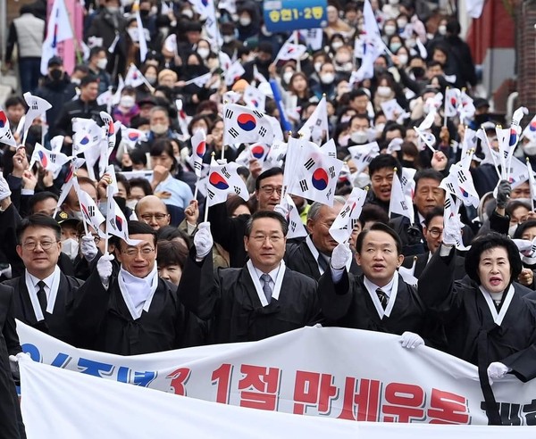 유정복 인천시장이 제104주년 3.1절인 1일 창영초등학교 일대에서 시민들과 만세운동 시가행진을 재현하고 있다. (사진=유정복 인천시장 페이스북)