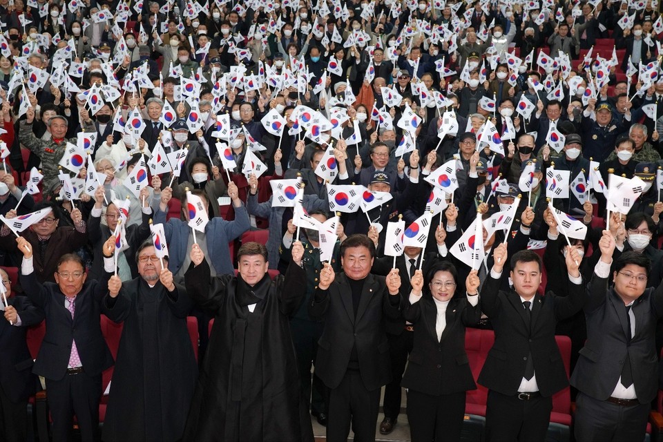 광주시가 1일 제104주년 삼일절을 맞아, 3·1독립운동 기념탑에서 참배를 진행하고 광주시청 대회의실에서 기념식을 개최했다. (사진=방세환 광주시장 페이스북)