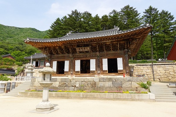 파주시는 관내 보광사 대웅보전의 내·외벽 벽화와 단청의 원형 기록과 보존·관리를 위해 실시한 정밀 기록화 사업을 끝내고 일반에 공개했다. 사진은 보광사 대웅보전 전경. (사진제공=파주시청)