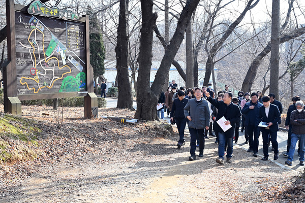 이민근 안산시장이 지난 28일 원곡동 소재 백운공원에 이동 시장실을 열고 주민들과 간담회를 진행했다. (사진제공=안산시청)