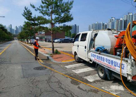 수원시가 지난 겨울 제설제를 뿌렸던 구간의 가로수를 보호하기 위해 오는 17일까지 관내 가로수에 염분중화제를 살포한다. (사진제공=수원시청)