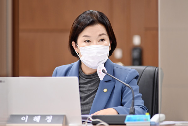 파주시의회 더불어민주당 이혜정 의원이 발의한 ‘동물 보호 및 복지 조례 전부개정조례안’이 통과되면 동물의 생명 보호 및 건전한 반려 문화 정착에 대한 지원이 이뤄질 전망이다. (사진제공=파주시의회)