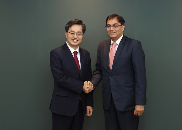 7일 오전 경기도청 접견실에서 김동연 경기도지사가 아밋 쿠마르 주한 인도대사와 면담을 했다. (사진제공=경기도청)