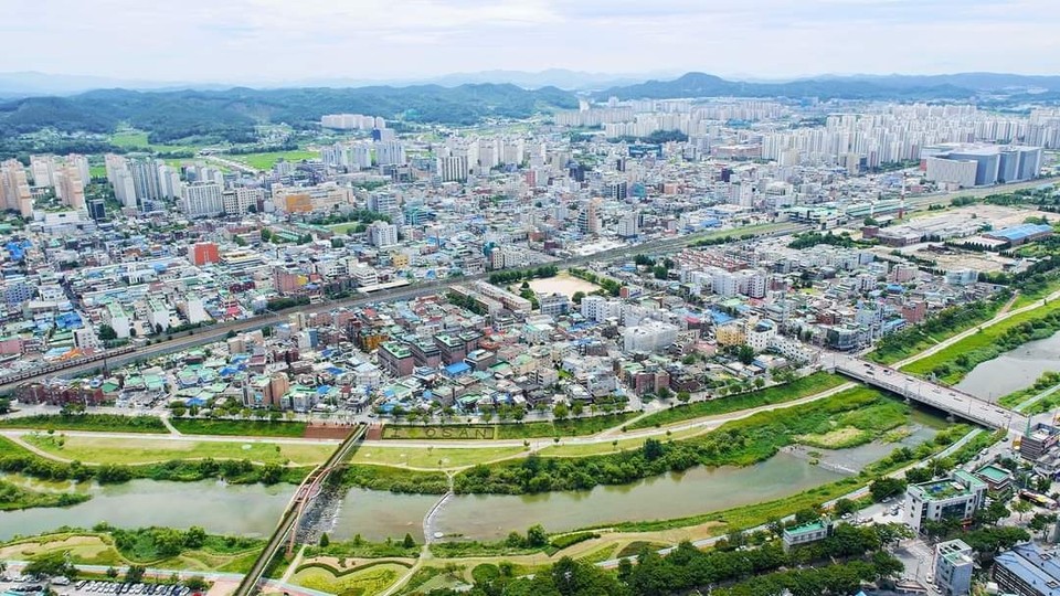 이권재 오산시장이 7일 자신의 페이스북 계정 글에 오산천 상류기관인 한국농어촌공사와 핫라인을 구축하는 등 여름철만 되면 반복되는 오산천 범람사고를 없애겠다고 말했다. (사진=이권재 오산시장 페이스북)