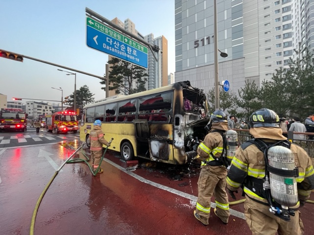 7일 오후 5시49분께 남양주시 다산동의 한 도로를 운행하던 학원버스에서 불이 나 신고를 받고 출동한 소방당국에 의해 꺼졌다. 화재당시 버스에는 학원생 20명이 타고 있었지만, 미리 대피해 인명피해는 발생하지 않았다. (사진제공=경기도소방재난본부)