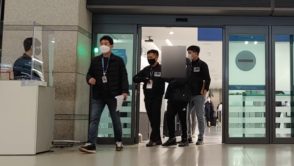 아동들에게 무료나눔을 해주겠다는 댓글로 접근해 성착취물을 제작한 피의자들이 구속됐다. 사진은 6.인천공항에서 경기남부청 호송되고 있는 모습. (사진제공=경기남부청)