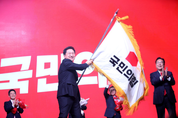 사진은 국민의힘 '3·8 전당대회'에서 당 대표에 선출된 김기현 의원이 환한 미소를 지으며 당기를 흔들어 당원들에게 답례인사를 하고 있다. (사진=박남주 기자)
