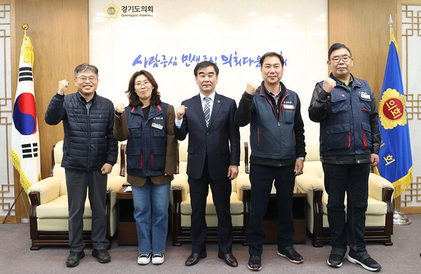 염종현 경기도의회 의장이 8일 오후 의장 접견실에서 민주노총 경기도본부 임원진과 ‘돌봄노동자 처우개선 문제’ 등 노동계 현안에 대해 집중 논의했다. (사진제공=경기도의회)