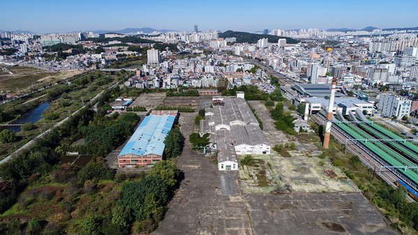 이권재 오산시장이 지난 6일 서울시 부영그룹 본사를 찾아, 오산역 앞에 2007년부터 방치되어 있는 구 계성제지 부지의 활용안 등 개발계획을 적극적으로 제안했다. 사진은 오산 계성제지 부지 전경. (사진제공=오산시청)