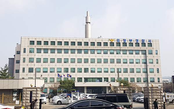 9일 경찰과 법조게에 따르면 이날 오후 1시45분께 의정부지검 청사에서 에쿠스 차량을 몰고 나오던 A씨가 법원 앞 도로에서 오토바이를 들이받았다. 사진은 의정부경찰서 전경. (사진=중앙신문DB)