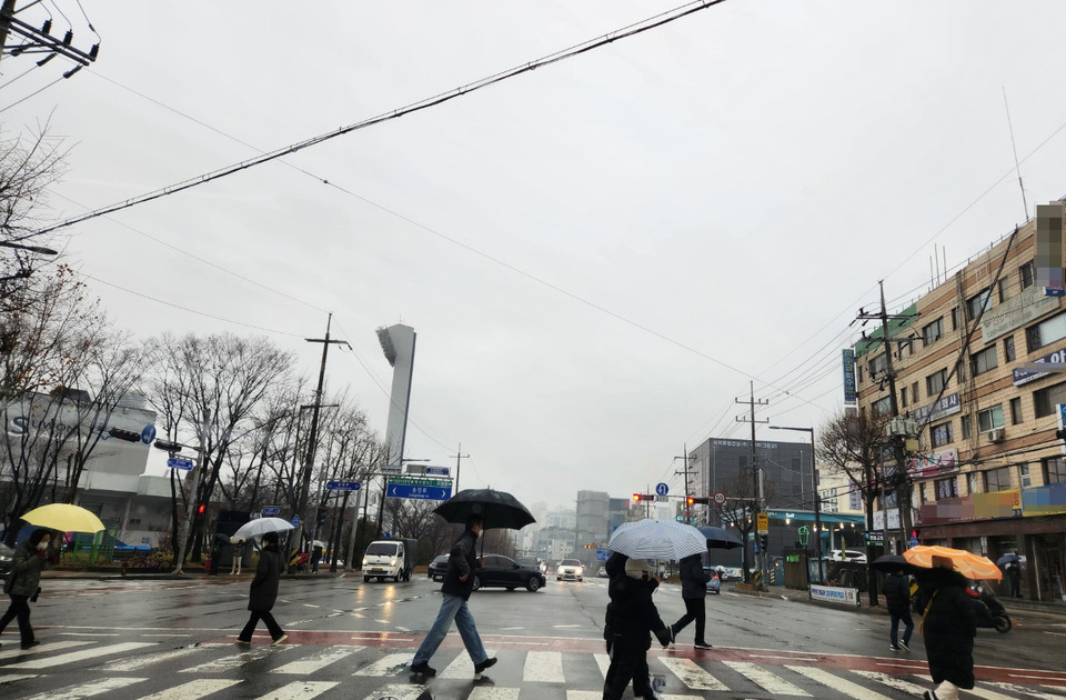 우산을 쓴 시민들이 횡단보도를 건너고 있다. 8일 수요일인 오늘 경기·인천지역은 흐리고, 경기북부에는 낮부터 가끔 비가 내리겠다. 또 그 밖에 지역에는 밤부터 비가 내리기 시작하겠다. (사진=중앙신문DB)