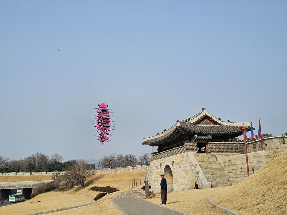 수원시 창룡문 일대에서 한 시민이 연을 날리고 있다. 13일 월요일인 오늘 경기·인천지역은 아침 기온이 영하권으로 떨어져 쌀쌀하겠고, 대체로 맑다가 오후부터 구름이 많아지겠다. (사진=권영복 기자)