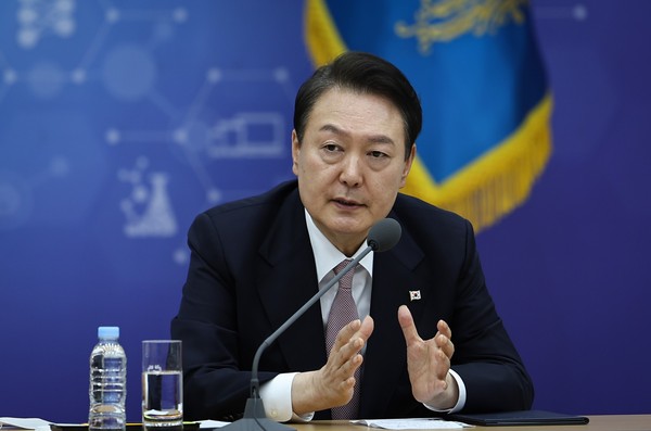 윤석열 대통령의 국정 수행 지지도가 4주 만에 다시 30%대로 하락하는 등 국민의힘에 대한 지지층에서도 부정 평가가 소폭 상승해 더불어민주당에 1위 자리를 내줬다. (사진=중앙신문DB)