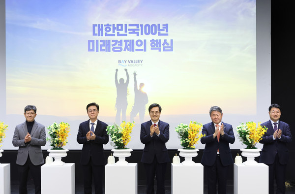 13일 오후 충남 아산 모나무르에서 김동연 도지사, 김태흠 충청남도지사, 주형철 경기연구원장, 유동훈 충남연구원장, 학계 및 기업인 등 100여명이 참석한 가운데 경기·충남 베이밸리 메가시티 세미나가 열렸다. (사진제공=경기도청)