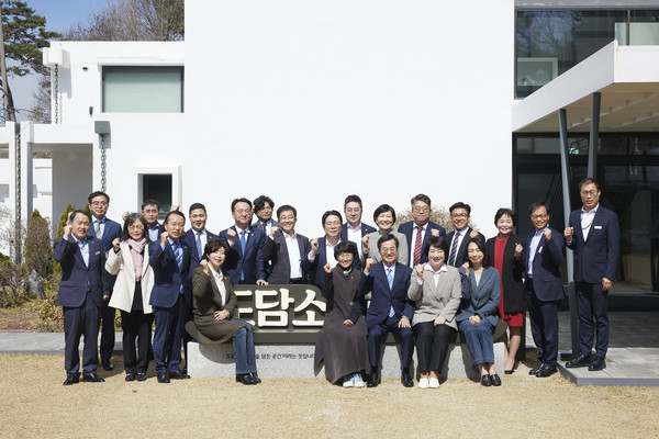 14일 오후 수원 도담소에서 김동연 경기도지사 및 경기도의회 기획재정위원회 의원 등이 오찬 간담회를 가졌다. (사진제공=경기도청)