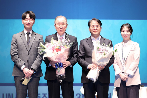반기문 전 제8대 UN 사무총장이 14일 고양어울림누리에서 열린 고양특례시 직원 월례조회 특별강연에서 “산업혁명 이후 지난 200년 동안 문명 발전으로 삶이 편해졌지만, 지구는 점점 더 망가져 갔다”면서 “기후변화에 대응하지 않으면 미래가 없다”고 말했다. (사진제공=고양시청)