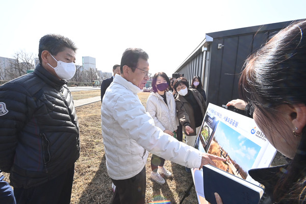 이현재 시장이 5주차 ‘2023년 주민과의 대화·주요 대상 사업 현장설명회’를 열고 지역 현안을 중심으로 현장 소통을 이어가고 있다. (사진제공=하남시청)