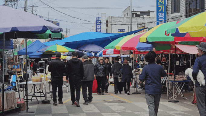 14일 낮 12시께 이천시 장호원읍 일대서 열리는 장호원오일장에 많은 사람들이 오일장 구경에 여념이 없다. (영상=송석원 기자)