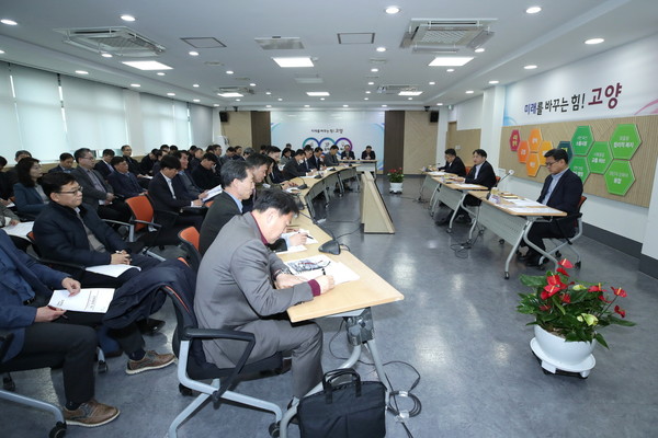 이동환 고양특례시장이 행정의 최일선에 있는 동장들에게 주민의 삶 속으로 들어가는 소통 행정을 강조했다. (사진제공=고양시청)