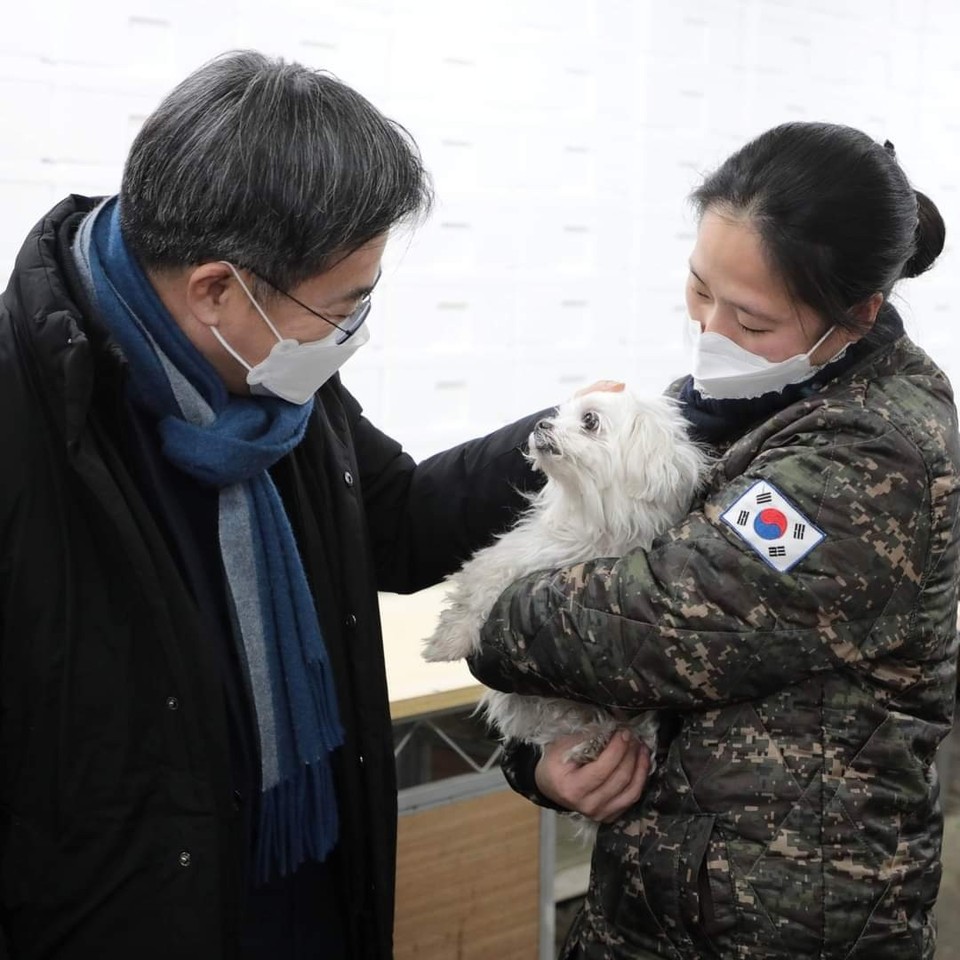 김동연 경기지사가 18일 자신의 페이스북 계정 글을 통해 “반려동물과 함께 행복한 경기도를 만들겠다”며 “3월, 동물학대 우려지역에 대한 일제점검을 실시하겠다”고 했다. (사진=김동연 경기지사 페이스북)