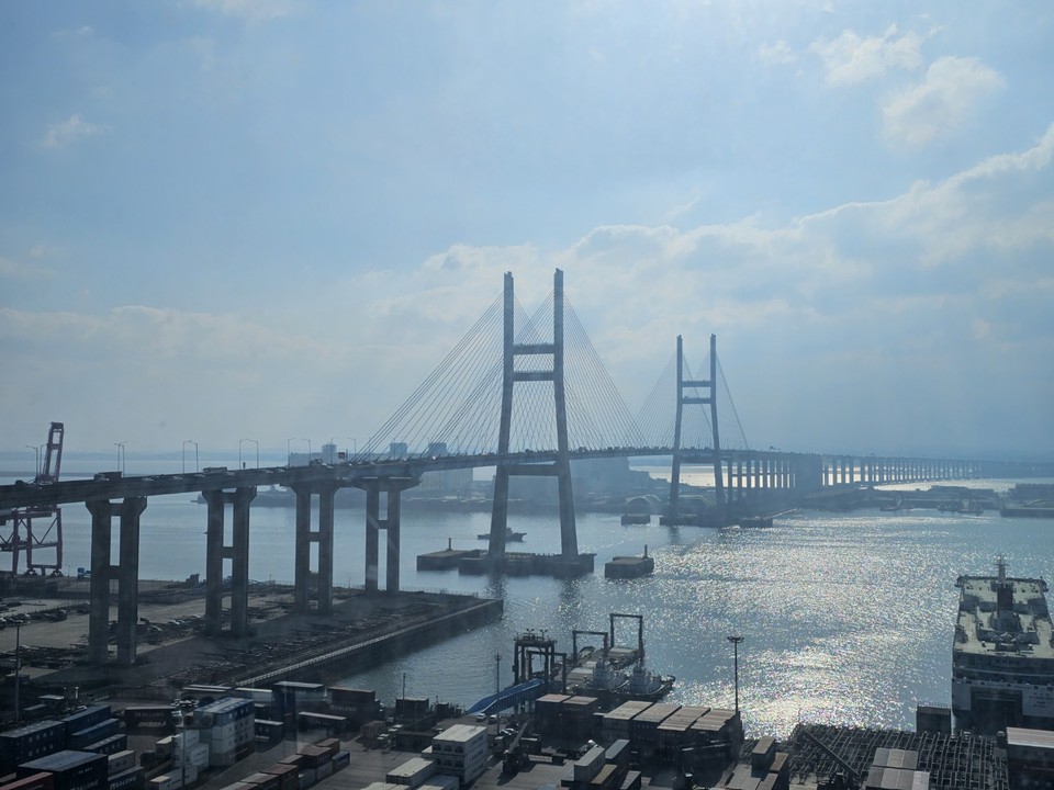평택항 마린센터 전망대에서 바라본 평택항과 서해대교 일대가 미세먼지로 인해 뿌옇게 보이고 있다. 20일 월요일인 오늘 경기·인천지역은 대기 정체가 이어지면서 미세먼지가 짙겠고, 구름이 많다가 밤부터 차차 맑아지겠다. (사진=중앙신문DB)