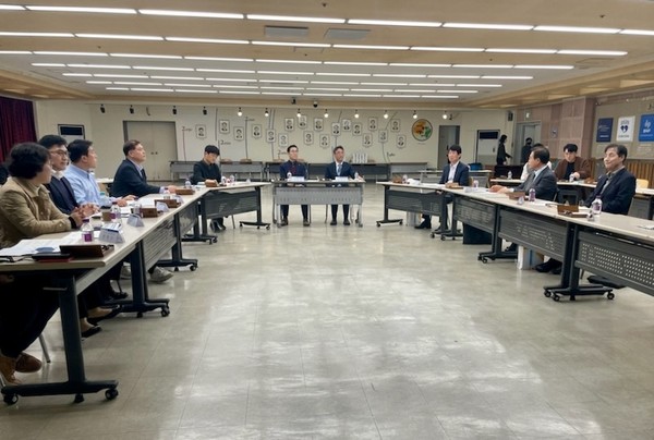 경기도는 20일 안성시립 아양도서관에서 도-시·군 투자유치 전략 합동회의를 열고 안성시의 반도체산업 투자유치 방안에 대해 모색했다. (사진제공=경기도청)