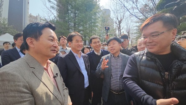 원희룡 국토교통부장관이 21일 고양 일산신도시를 방문해 이동환 고양특례시장과 함께 노후계획도시 현장을 점검했다. (사진제공=고양시청)