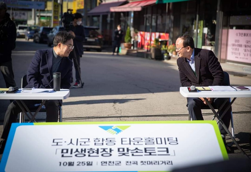 김동연 경기도지사가 25일 연천군 전곡읍 첫머리거리에서 열린 ‘민생현장 맞손토크’에서 경기북부의 성장잠재력에 확신을 갖고 있다며, 경기북도 추진은 정치적 구호나 목적이 아니라 오로지 경기북부 발전을 위한 것이라는 뜻을 밝혔다. (사진=김덕현 연천군수 페이스북)