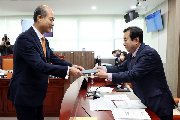 경기도의회 농정해양위원회가 22일 최창수 경기도농수산진흥원 원장 임명후보자 인사청문회 결과보고서를 채택했다. (사진제공=경기도의회)