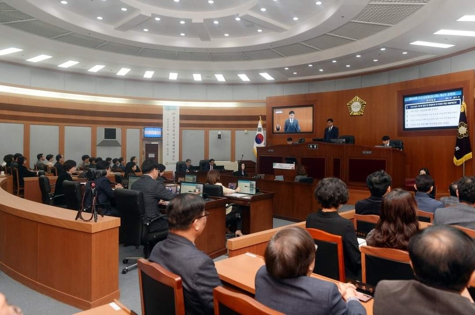 이권재 오산시장이 22일 오후 자신의 페이스북 계정 글에 더불어민주당 다수의 횡포에 ‘이권재는 무너지지 않는다’는 의미심장한 글을 남겼다. 사진은 오산시의회 제275회 임시회 모습. (사진=이권재 오산시장 페이스북)