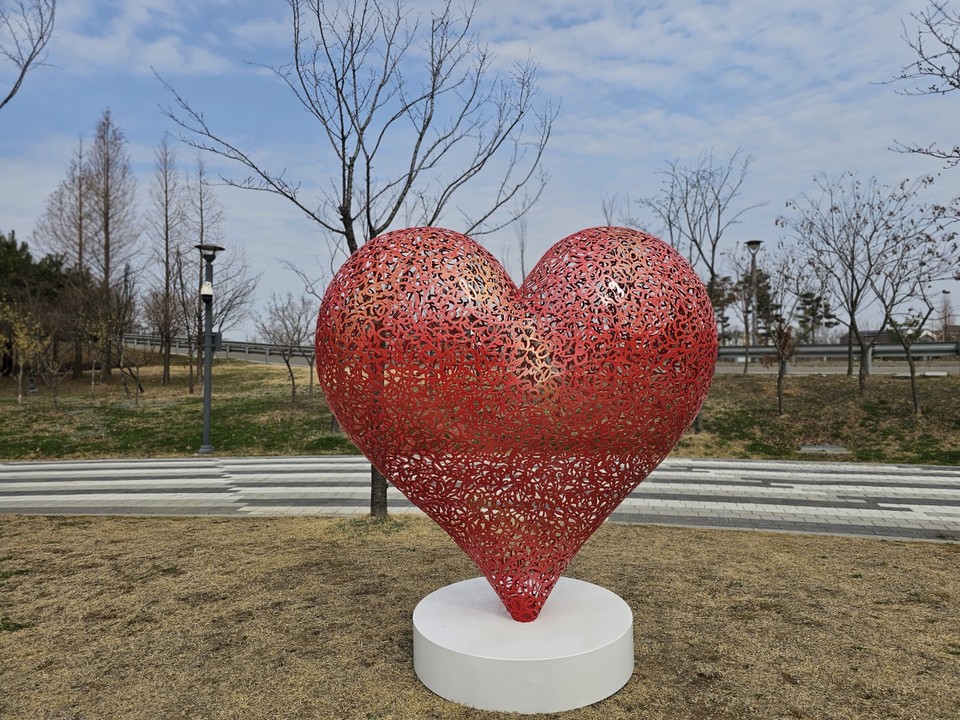 김포문화재단이 김포국제조각공원에 있는 국제조각작품들을 김포아트빌리지로 옮겨 ‘조각, 공간을 넘다’ 특별기획전을 24일부터 6월 12일까지 약 81일간 연다. (사진=이종훈 기자)