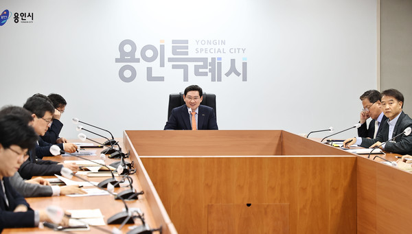 이상일 용인특례시장이 3월 27일 시청 영상회의실에서 간부공무원회의를 주재하고 있다. (사진제공=용인시청)
