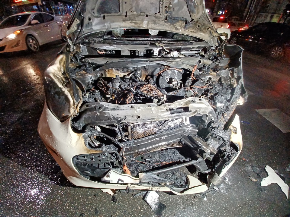 27일 오후 7시39분께 부천시 약대동의 한 도로에 교통사고를 당한 경차에서 불이 나 신고를 받고 출동한 소방당국에 의해 약 10분 만에 진화됐다. (사진제공=경기도소방재난본부)