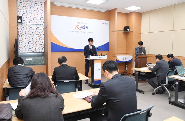 김재성 시흥시 시민고충담당관은 28일 시청 브리핑룸에서 ‘동장신문고 운영 계획’을 주제로 언론브리핑을 열고 있다. (사진제공=시흥시청)