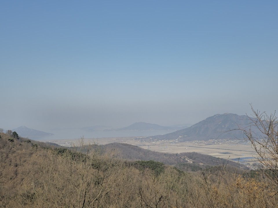 내일(29일) 수도권 지역에 미세먼지 농도가 ‘보통’으로 예보됐다. 사진은 28일 오전 9시10분께 인천 강화군 고려산 정상에서 바라본 강화도 전경. 멀리 인천 교동도가 보인다. (사진=이복수 기자)