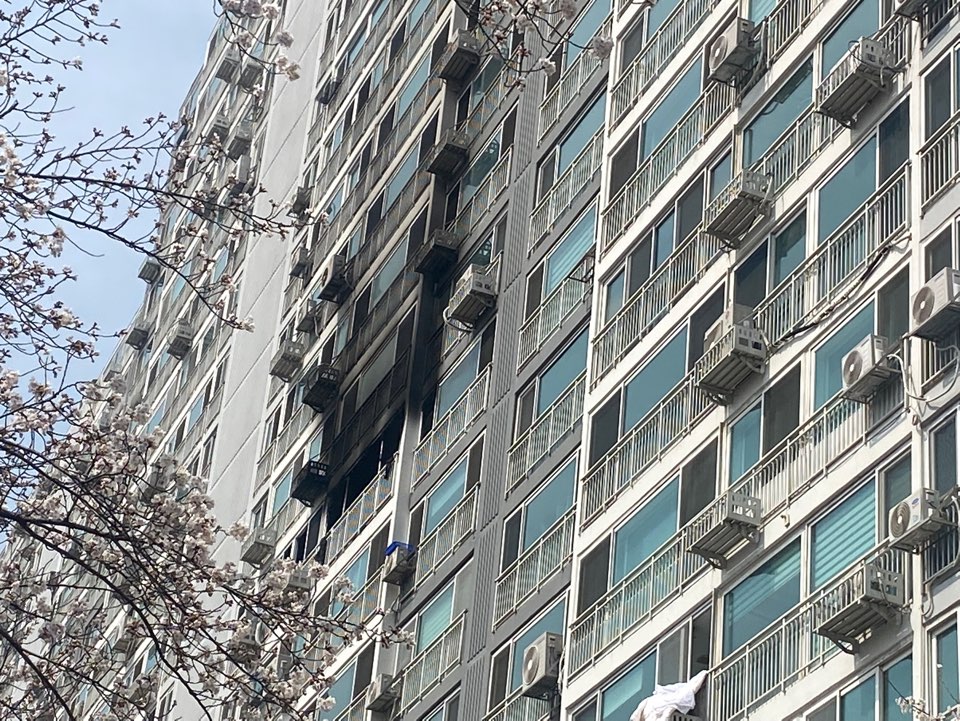 29일 낮 12시33분께 용인시 수지구의 한 아파트에서 불이 나 신고를 받고 출동한 소방당국에 의해 약 36분 만에 진화됐다. (사진제공=경기도소방재난본부)