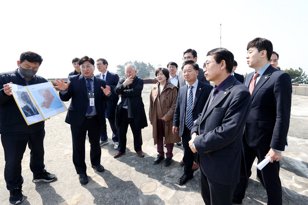 인천시의회 해양산업 클러스터 및 항만재개발 특별위원회는 29일 영흥도를 찾아 각종 현안을 점검했다. (사진제공=인천시의회)