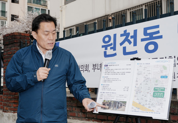 이재준 수원특례시장이 28일 오후 영통구 아주대 주변 주택가에서 8번째 ‘찾아가는 현장시장실’을 열고 ‘자원순환역’ 대해 설명하고 있다. (사진제공=수원시청)