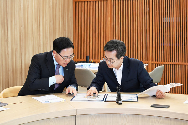 강수현 양주시장이 29일 경기도청에서 김동연 도지사를 만나 양주시의 주요 현안을 설명하고 이에 대한 적극적인 지원과 협조를 건의했다. (사진제공=양주시청)