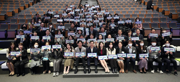 29일 오전 도청 1층 대강당에서 김동연 도지사, 오병권 행정1부지사, 염태영 경제부지사, 박지헌 강사(V.O.S 가수), 도 공무원 및 공공기관 직원 등 400여명이 참석한 가운데 인구문제 기회 토론회를 마치고 기념촬영을 하고 있다. (사진제공=경기도청)