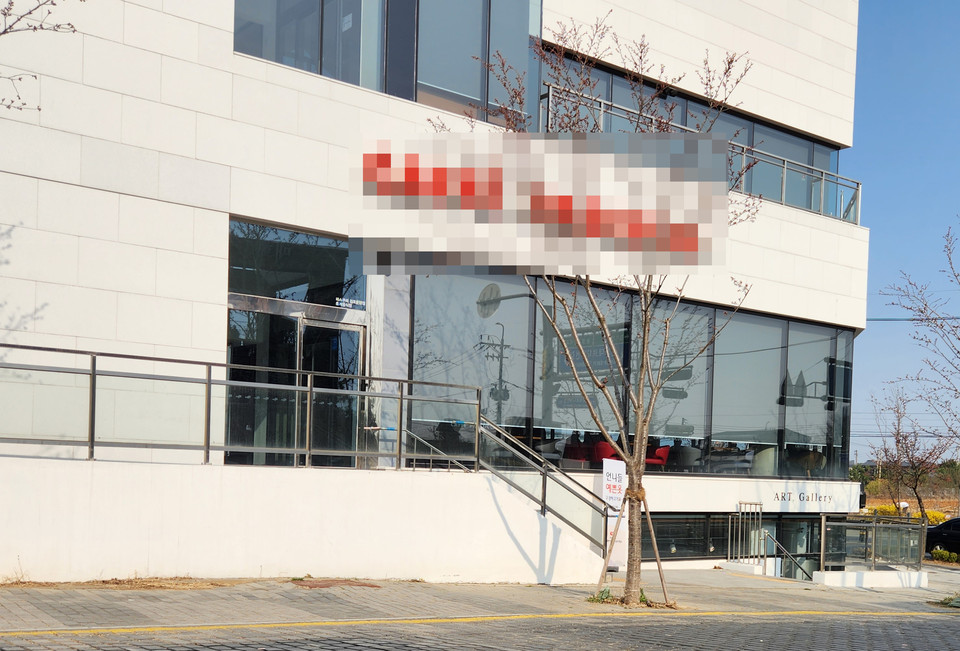 김포시 일부 간부급 공무원이 외부 출장을 빙자해 지역 내 카페에서 망중한을 즐기는 어처구니없는 사례가 뒤늦게 알려져 말썽이다. 사진은 A국장이 머무른 것으로 알려진 운양동의 한 유명 카페 전경. (사진=오세만 기자)