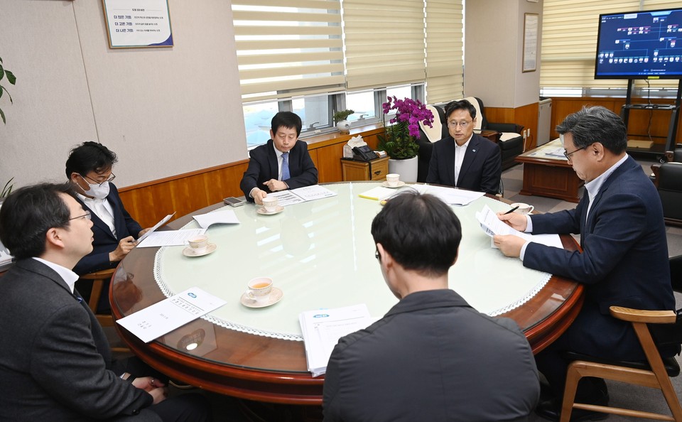 오후석 경기도 행정2부지사는 경기도청 북부청사 행정2부지사 집무실에서 고양시 이정형 제2부시장, 김포시 엄진섭 부시장, 파주시 김진기 부시장이 참석한 가운데 일산대교 무료화 공동추진단 협의체 첫 회의를 열었다. (사진제공=경기도청)